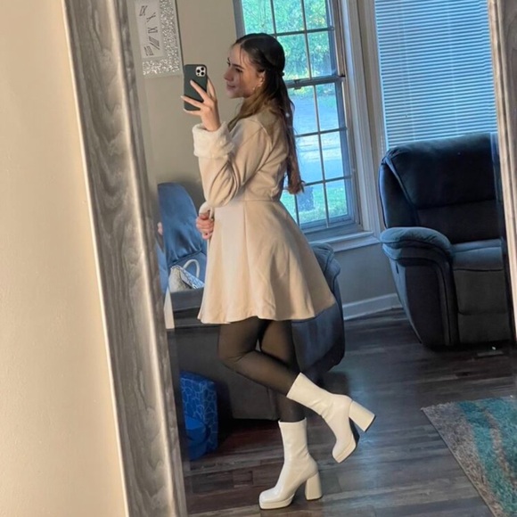 Chic Cream Double-Breasted Coat with Faux‎ Fur Cuffs - Picture 9 of 11